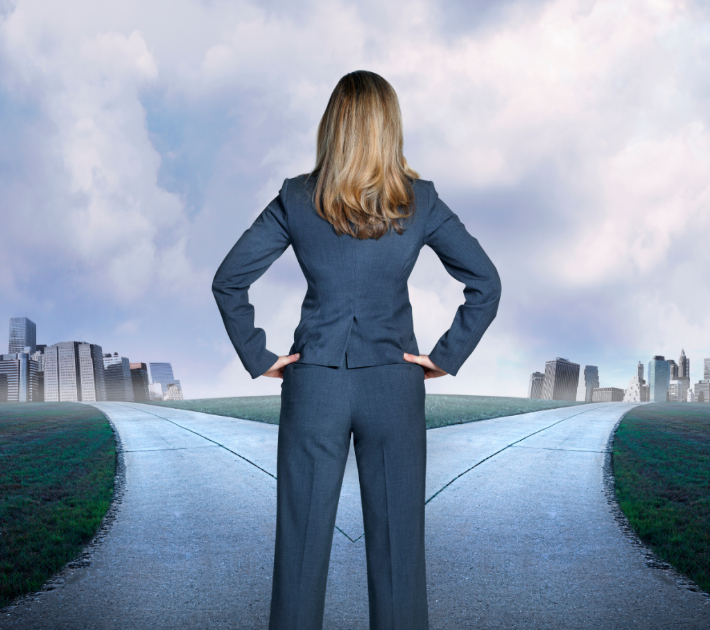 Business Frau an Weggabelung 