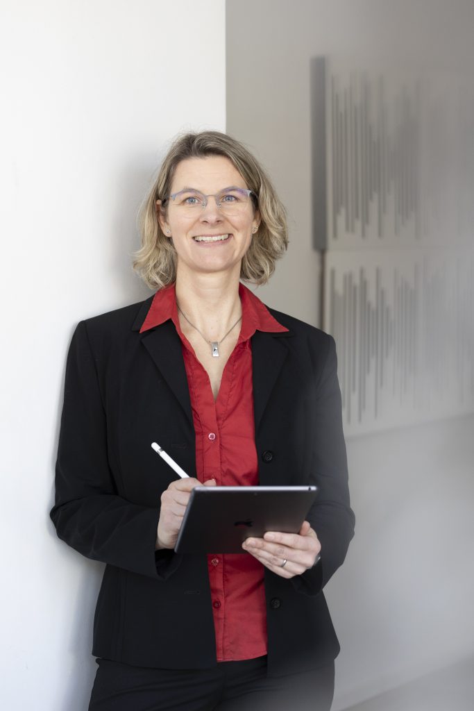 Meike Köster mit Tablet in der Hand