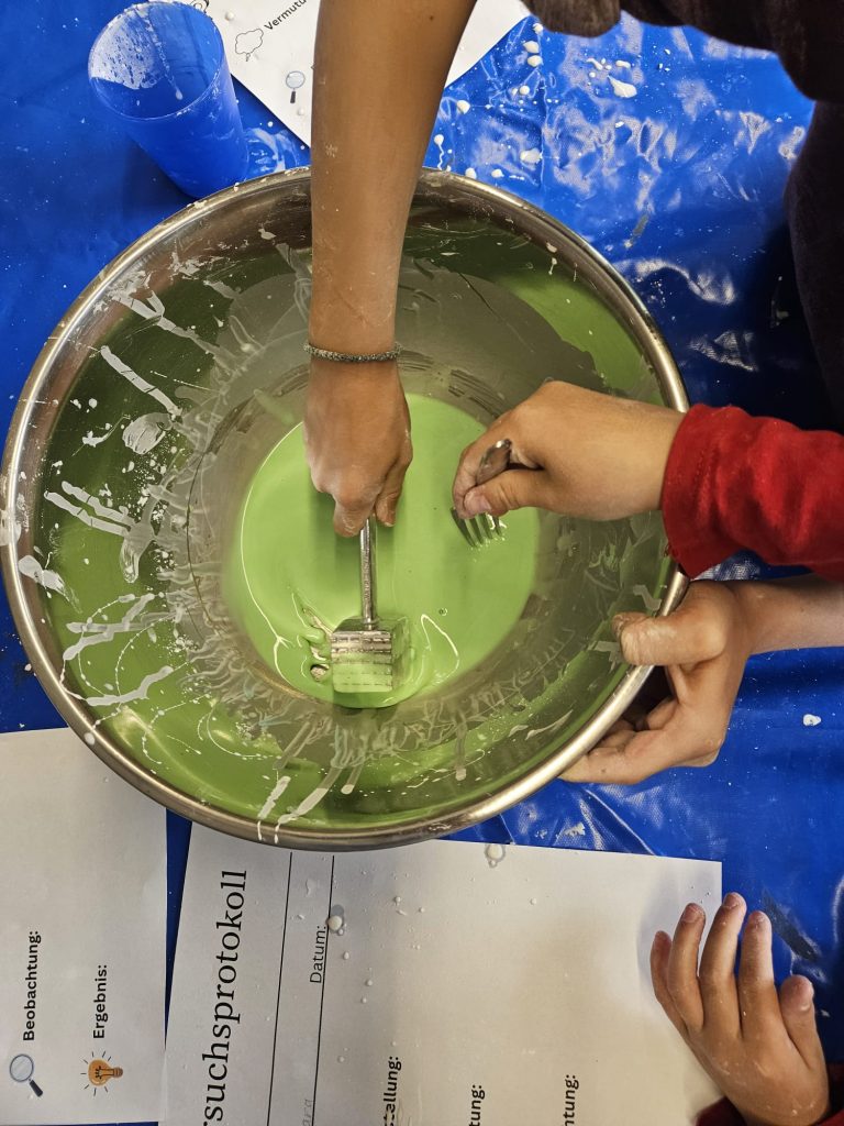 Schüssel mit Oobleck