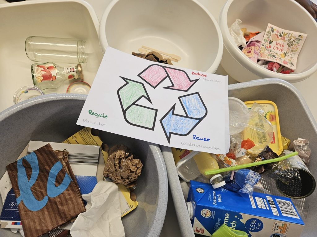 Schüsseln mit getrennten Müll und Recycling Kreislauf